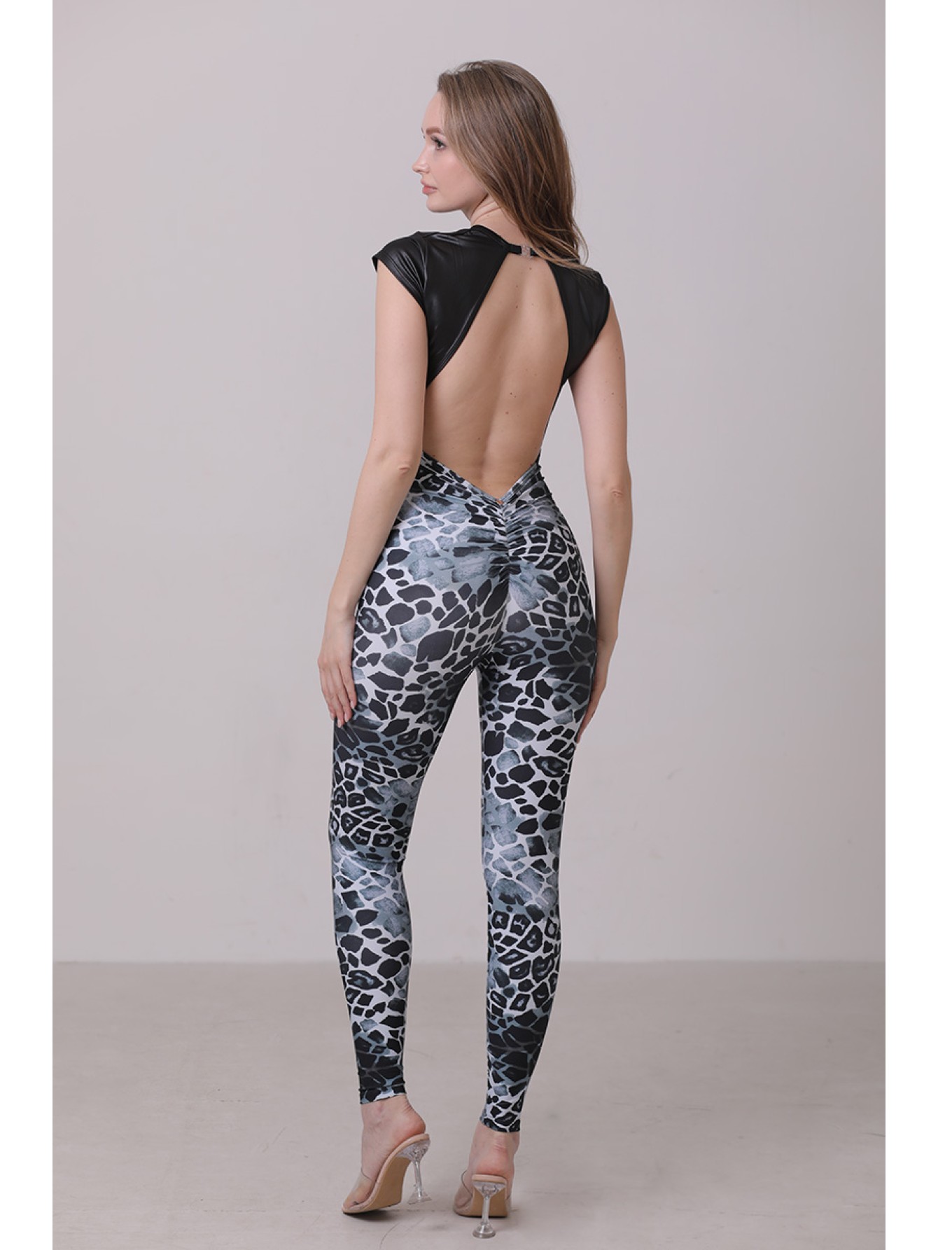 Lafitwear original faux leather twisted short-sleeved one-piece jumpsuit with a large open back, deep V-neck, peach-shaped buttocks, and leopard print for fitness and dancing 