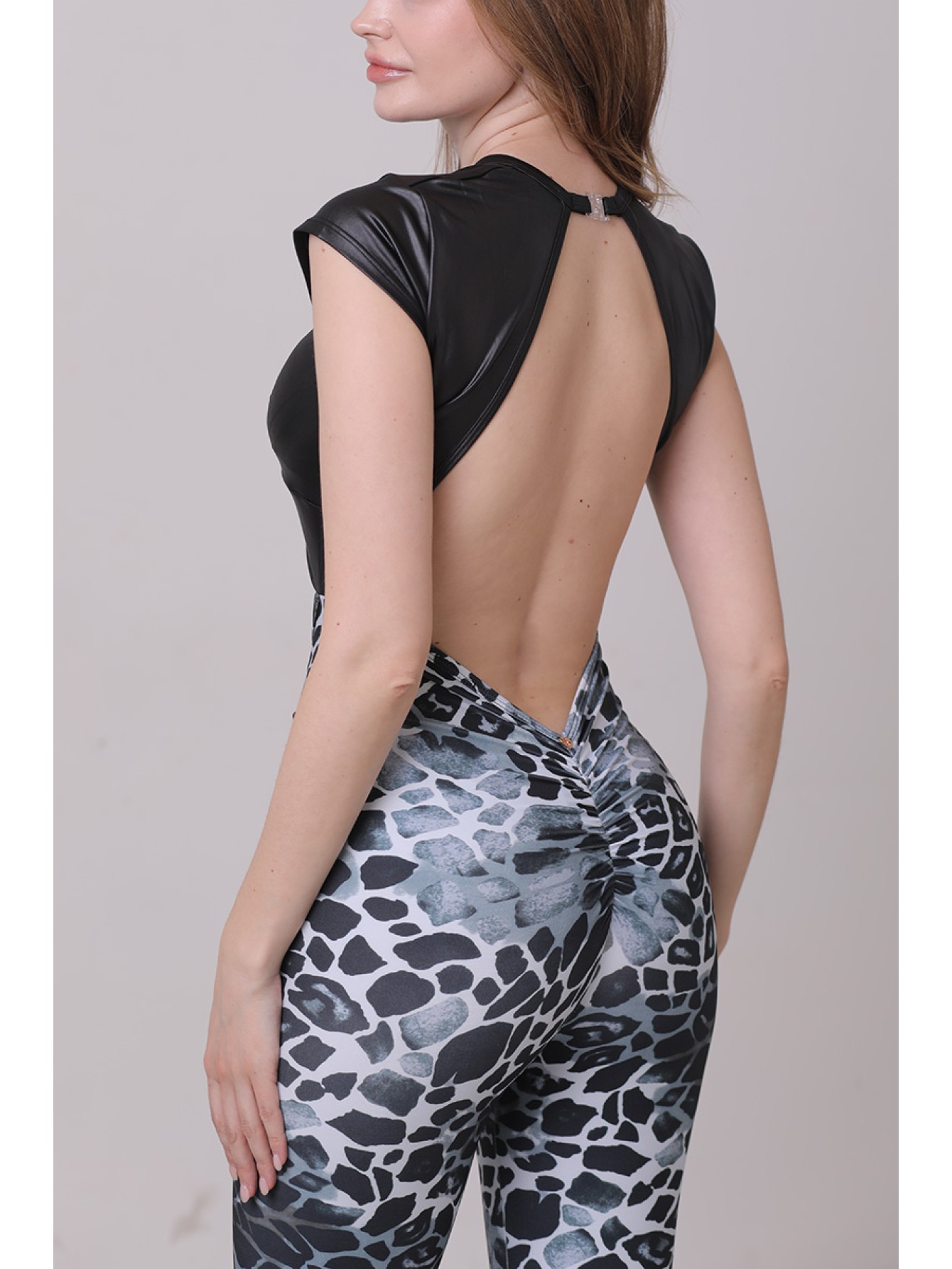 Lafitwear original faux leather twisted short-sleeved one-piece jumpsuit with a large open back, deep V-neck, peach-shaped buttocks, and leopard print for fitness and dancing 